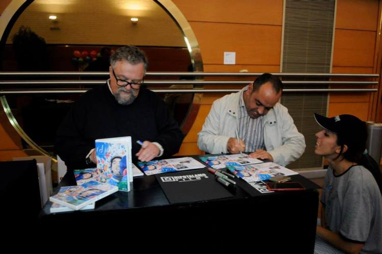 17.Los protagonistas firmando dvds del corto Idiotas