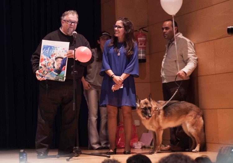 6.Tacho González con cartel del cortometraje Idiotas en el estreno